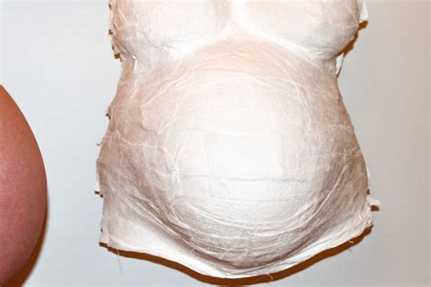 Vergleich von einem geglätteten und einem ausgegossenen Gipsabdruck des Babybauchs