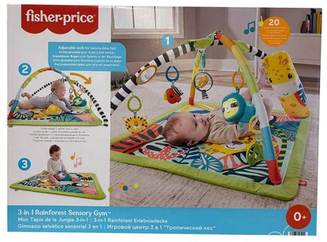 Detailaufnahme eines Babys, das konzentriert mit den bunten Spielzeugen an einem Fisher-Price Spielbogen interagiert.