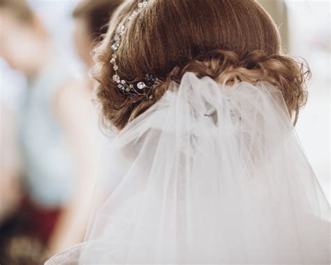Vielfalt an Brautkleid-Accessoires wie Schleier, Diadem und Schmuck