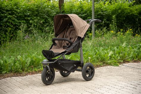 Eine Nahaufnahme des FoppaPedretti Kinderwagens, die das elegante Design und die hochwertigen Materialien hervorhebt.