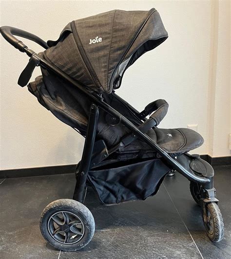 Detailansicht eines Joie Kinderwagen-Rades mit Luftbereifung