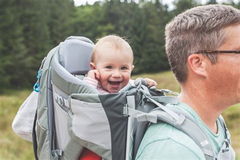 Detailaufnahme von Fußstützen, Sonnendach und Stauraum einer Kinderkraxe