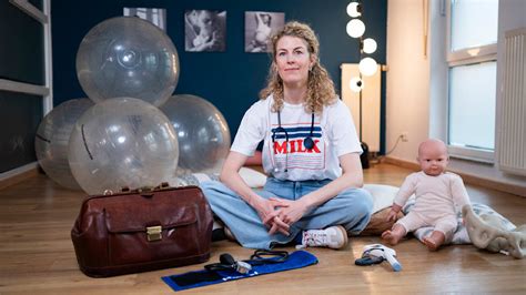 Porträt der Hebamme Susanne Wallisch mit Geburtsutensilien