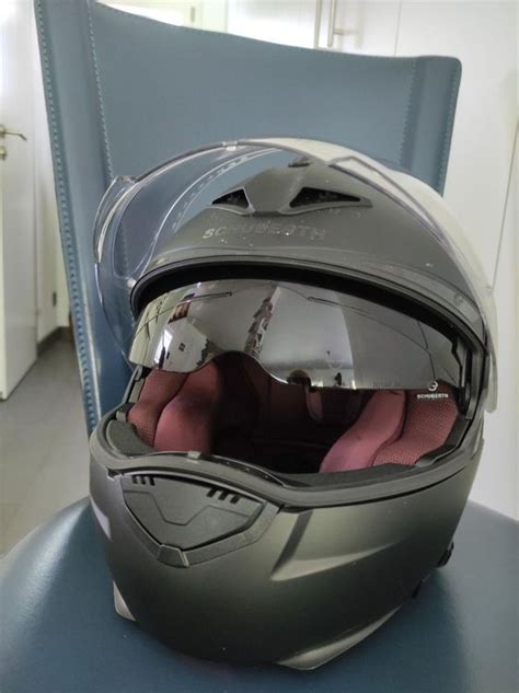 Designskizze eines modernen Motorradhelms mit integriertem Kommunikationssystem