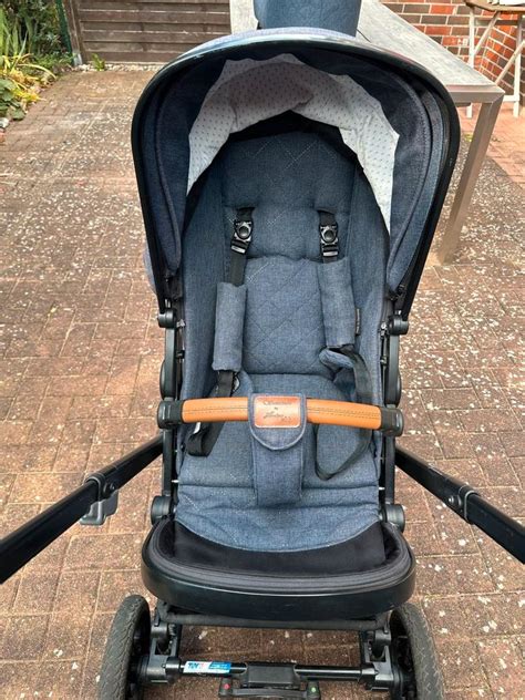 Nahaufnahme eines Hartan 5-Punkt-Sicherheitsgurts für Kinderwagen.