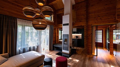 Innenansicht eines stilvoll eingerichteten Apartments in der VillaVerde mit einem Mix aus Designermöbeln und Vintage-Elementen