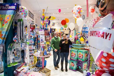 Collage aus verschiedenen Babyparty-Dekorationen, Ballons und Geschenken.
