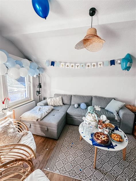 Eine gemütlich dekorierte Wohnzimmer-Szene für eine Babyparty zu Hause, mit Luftballons und Geschenken.