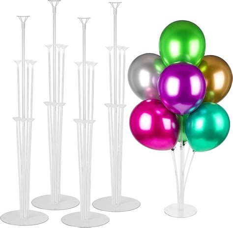 Ein bunter Ballonständer mit dem Schriftzug
