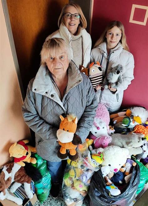 Foto einer Kuscheltier-Sprechstunde mit Kindern und Plüschtieren