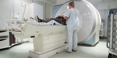 Illustration, die verschiedene bildgebende Verfahren wie Röntgen, Ultraschall und MRT vergleicht