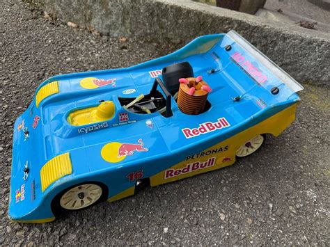 Detailaufnahme eines aufgerüsteten RC-Cars mit Tuningteilen.