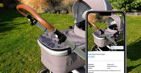 Detailaufnahme eines Kinderwagens mit einem angebrachten Namensschild