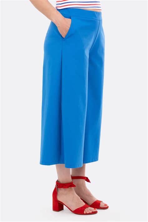 Beispiel für ein Outfit: Culotte aus nachhaltiger Umstandsmode mit T-Shirt