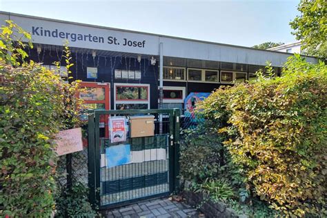 Außenansicht des Kindergartens St. Josef Ihrlerstein mit Spielplatz