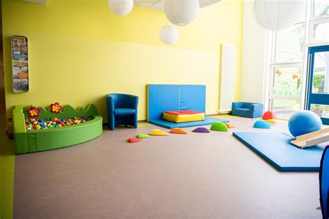 Detailaufnahme der Spielbereiche für Krippen- und Kindergartenkinder im Kinderhaus St. in Laaber