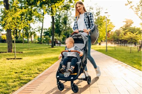 Foto einer Familie, die mit einem Hauck Buggy im Park spazieren geht