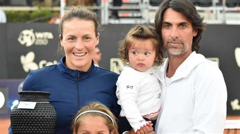 Tatjana Maria mit ihren Töchtern Charlotte und Cecilia sowie ihrem Mann und Trainer Charles Edouard Maria