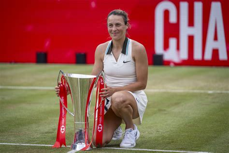 Tatjana Maria mit dem WTA-Pokal